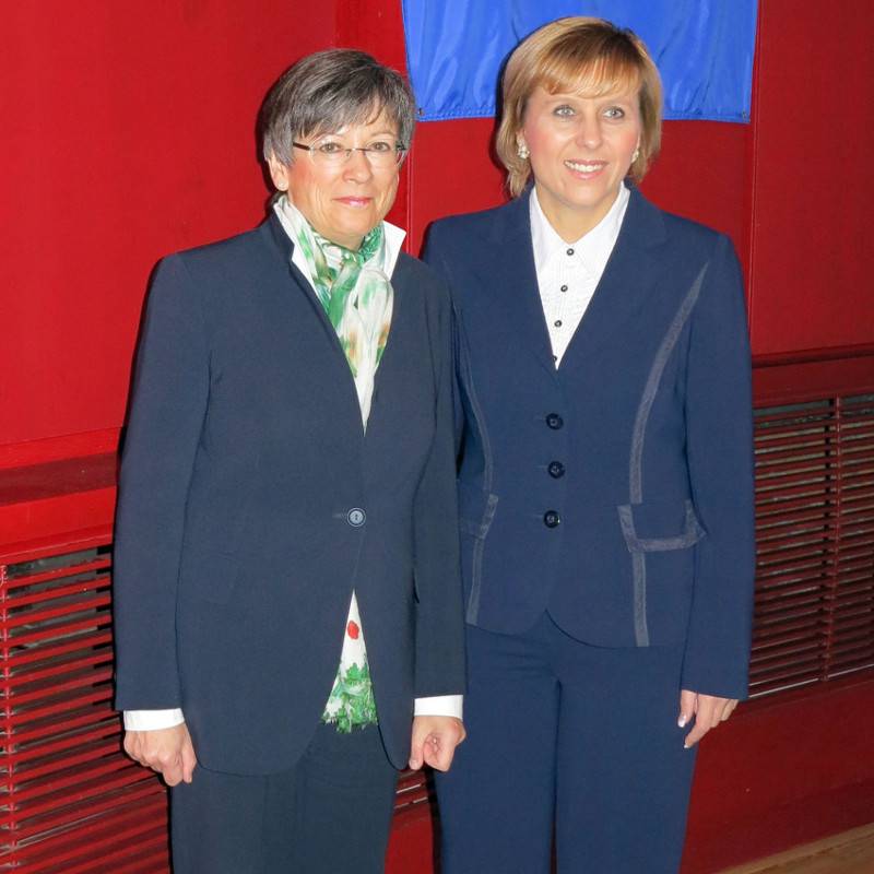 Bildunterschrift: Auf gute Zusammenarbeit: Regierungspräsidentin Heidrun Piwernetz (links) gratuliert ihrer Amtskollegin Jana Vildumetzová zur Wahl 