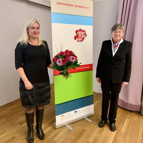 Mitgliederversammlung 2021 Oberfranken Offensiv - Vorsitzende Heidrun Piwernetz bedankt sich bei  Ehrenvorsitzende Melanie Huml