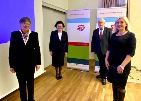 Mitgliederversammlung 2021 Oberfranken Offensiv - Vorsitzende Heidrun Piwernetz und Ehrenvorsitzende Melanie Huml bedanken sich bei Dr. Birgit Seelbinder und Prof. Dr. Godehard Ruppert.
