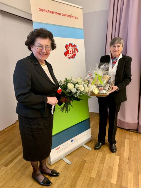 Mitgliederversammlung 2021 Oberfranken Offensiv - Vorsitzende Heidrun Piwernetz bedankt sich bei Dr. Birgit Seelbinder